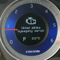 Kontrolka silnika Volvo świeci, informując o konieczności serwisu. Zredukowane osiągi silnika mogą być spowodowane tym komunikatem.