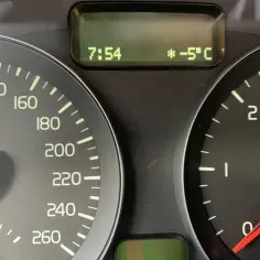 Na wyświetlaczu Volvo V50 godzina 7:54 i czujnik temperatury zewnętrznej wskazuje -5°C.