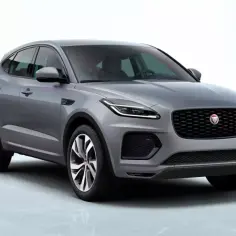 Szary Jaguar E-Pace, czyli co to jest SUV, prezentuje się elegancko na białym tle.