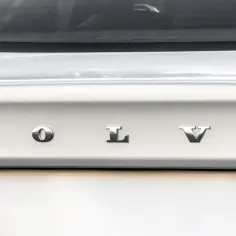 Tylna część Volvo XC60 z napisem VOLVO i dyskretnie umieszczoną kamerą cofania.