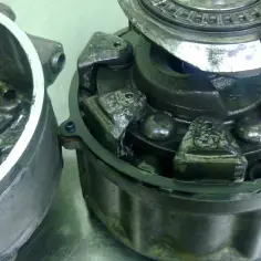 Rozłożone sprzęgło klimatyzacji, widoczne elementy mechanizmu, które mogą wymagać naprawy.
