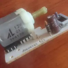 Silniczek regulacji świateł z elementami elektronicznymi, gotowy do wymiany.