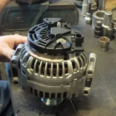 Warsztat samochodowy, gdzie mechanik sprawdza alternator. Zastanawiasz się, ile kosztuje naprawa alternatora?