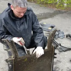 Jak skleić chłodnicę samochodową: skuteczne metody naprawy i porady