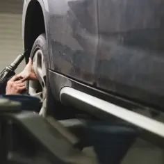 Dlaczego warto mieć podnośnik hydrauliczny w swoim warsztacie samochodowym?