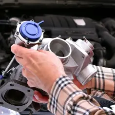 Mechanik trzyma turbosprężarkę. Gdzie jest czujnik ciśnienia doładowania 2.0 TDI?