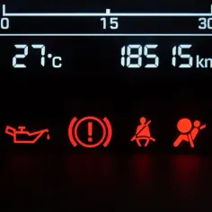 Kontrolki Volvo XC60: kontrolka akumulatora, oleju, hamulca ręcznego, pasów bezpieczeństwa, poduszek powietrznych i silnika.