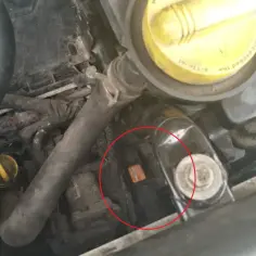 Silnik samochodowy z zaznaczonym na czerwono zaworem N75. Widać przewody i elementy mechaniczne.
