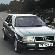 Zielony Audi 80 Avant z silnikiem 1.9 TDI AVF jedzie krętą drogą w górach.