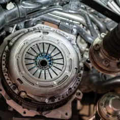 Mechanizm sprzęgła i elementy silnika. Dowiedz się, jak odpowietrzyć wysprzęglik sprzęgła, by przywrócić płynną zmianę biegów.