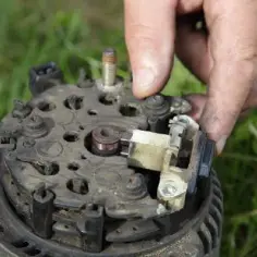 Objawy uszkodzonego regulatora napięcia. Uratuj swój samochód przed awarią