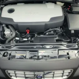 Odkryj, które silniki Volvo są najlepsze, patrząc na czysty i uporządkowany silnik pod maską.