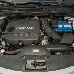 Silnik 1.7 CRDi w samochodzie. Czy jest dobry? Ten silnik to serce pojazdu, gotowe do pracy.