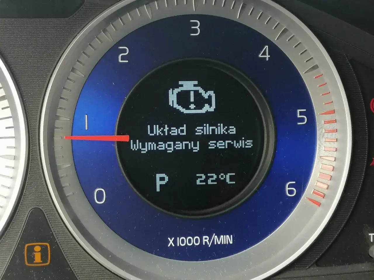 Kontrolka silnika Volvo informuje o konieczności serwisu, co może oznaczać zredukowane osiągi silnika.