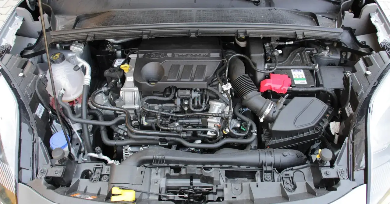 Silnik EcoBoost z widocznym czujnikiem w poduszce silnika. To dzięki niemu komputer wie, jak optymalnie zarządzać pracą jednostki napędowej.