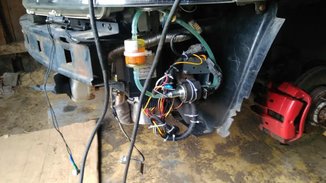Pod zderzakiem Volvo XC90 widać instalację webasto z przewodami i filtrem paliwa.