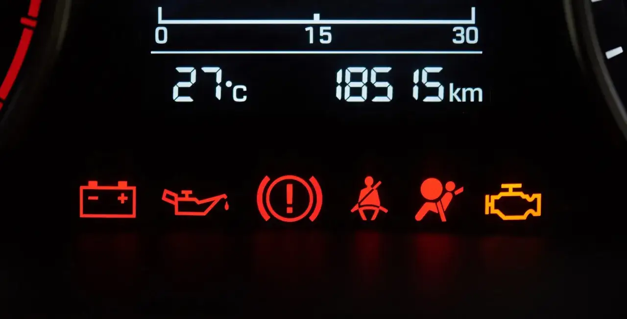 Komunikaty ostrzegawcze Volvo XC60: kontrolka akumulatora, oleju, hamulca, pasów, poduszek powietrznych i silnika.