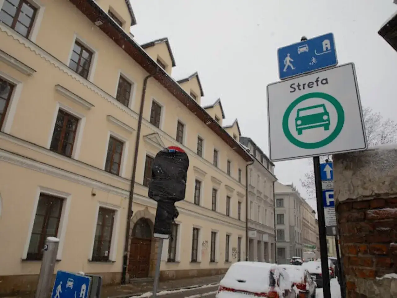 Znak strefy czystego transportu. Czy warto kupić diesla do miasta? Zima i śnieg na ulicach.