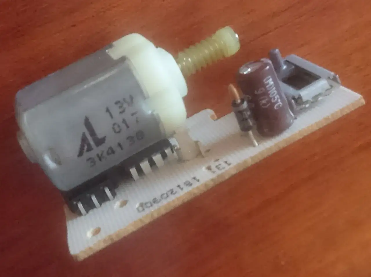Silniczek regulacji świateł z elementami elektronicznymi, gotowy do wymiany.