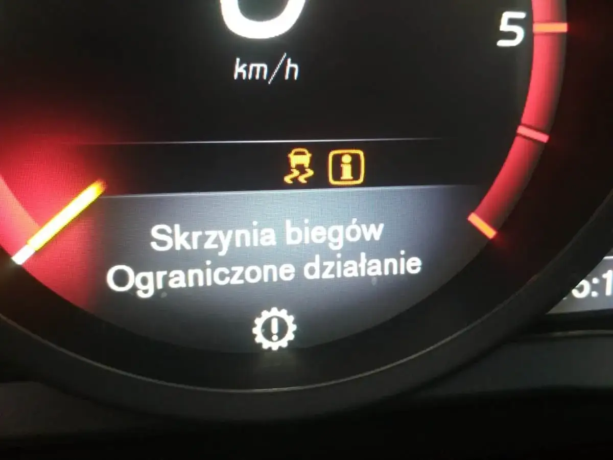 Na desce rozdzielczej Volvo komunikat 