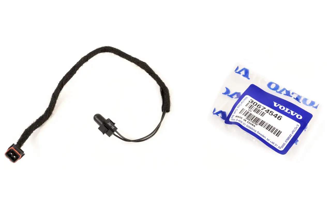 Czujnik temperatury zewnętrznej Volvo V50, część zamienna z numerem 30674546, gotowa do montażu.