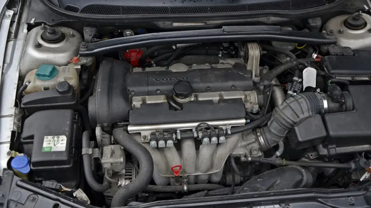 Schemat silnika Volvo 2.4 D5 z widocznymi wtryskiwaczami i elementami układu dolotowego.