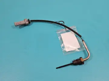Czujnik temperatury spalin do Opla Insignia, z metalową końcówką i wtyczką.