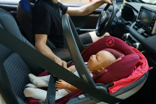ISOFIX z przodu - czy to bezpieczne? Przepisy i montaż fotelika
