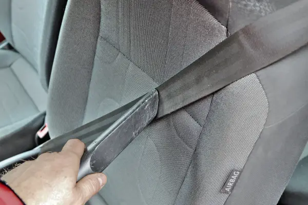 Pas się nie zwija? Jak naprawić zwijacz pasów bezpieczeństwa
