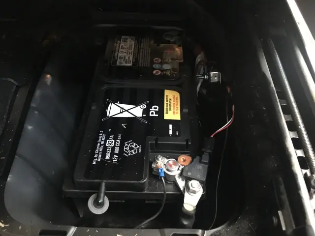 Jeep Grand Cherokee WK2 akumulator - gdzie jest i jak go znaleźć?